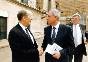 A la sortie de l'Assemble Nationale en avril 2011