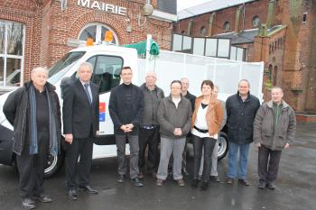 Photo souvenir devant la Mairie de Neuf-Mesnil et du vhicule communal financ grce  l'enveloppe parlementaire de JL PERAT