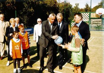 Remise du ballon lors de l'inauguration des plateaux sportifs de la CCR2H