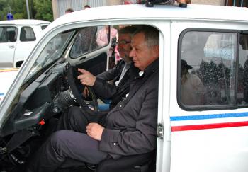Jean-Luc PERAT au volant de la 4 L booste du film Rien  Dclarer
