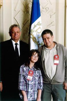A l'Assemble Nationale, avec Margaux DESMET, Dpute junior 2011 de l'Ecole de Dourlers, accompagn de son pre.