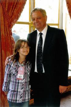 Margaux DESMET, Dput junior, avec le n627 identique  celui de Jean-Luc PERAT dans l'hmicycle